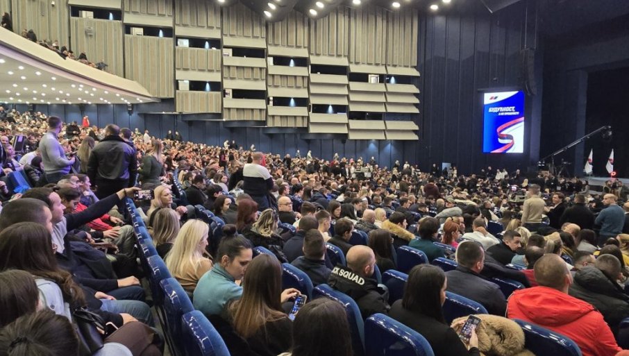 VELIKI BROJ MLADIH OSTAO ISPRED SAVA CENTRA: Ogromno interesovanje za razgovor sa predsednikom i premijerom (FOTO)