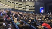 БУДУЋНОСТ, А НЕ ПРОШЛОСТ: Пуна сала - чекају се председник и премијер (ФОТО)