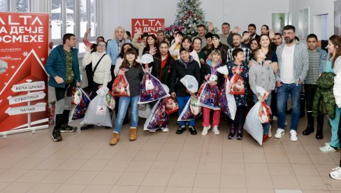 АЛТА банка донирала пакетиће за дечје осмехе: Малишани из Сремчице и Дечјег села уживали у изненађењу и дружењу