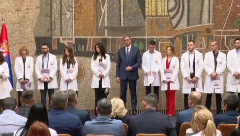 Vučić uručio ugovore o radu najboljim diplomcima medicinskih fakulteta i srednjih medicinskih škola (VIDEO)