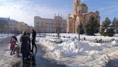 POGLEDAJTE ZIMSKE KADROVE IZ BANJALUKE: Građani šetaju sa decom i uživaju u malim radostima (FOTO)