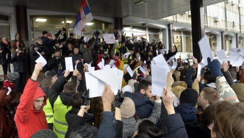 POGUBNE POSLEDICE: Studenti i đaci jedini žrtvuju -  nastavu, moguće i celu školsku godinu, mesto u domu, školarinu