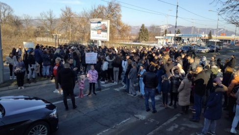 UKROTITI BAHATE VOZAČE: Protest Kraljevčana na pešačkom prelazu gde su povređena braća B.S.(14) i S.S. (9)