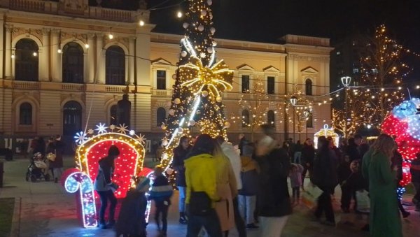 ДОЧЕК НОВЕ ГОДИНЕ НА КРАГУЈЕВАЧКИМ ТРГОВИМА: Концерти Јелене Карлеуше и Генерације 5