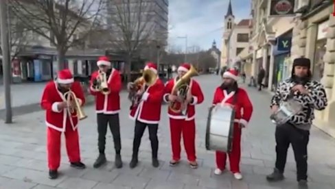 DUH JUGA U BANATU: Trubači Deda Mrazovi iz Vranja na ulicama u Zrenjaninu (VIDEO)