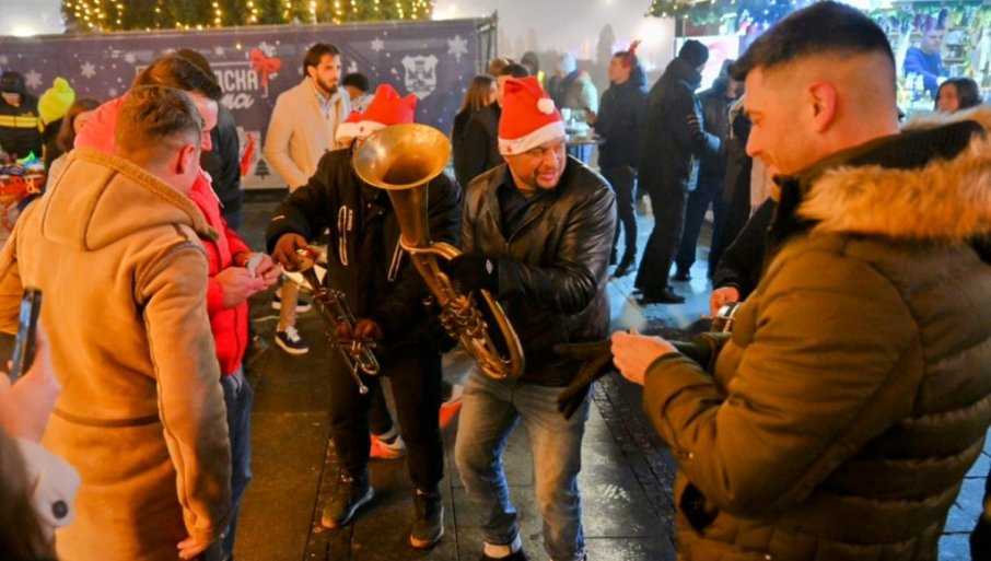 VESELO U BEOGRADU: Počeo doček Nove godine na Trgu republike - Trubači u Knezu, slavlje po kafanama (FOTO/VIDEO)