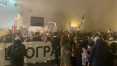 НА ЧЕЛУ КОЛОНЕ И ШОЛАКОВ УРЕДНИК: Политички протест - блокиран саобраћај у центру града