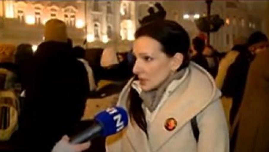 MARINIKA SINOĆ NA PROTESTU PORUČUJE DA SE NIKAD U NOVOM SADU NIJE DESILA TRAGEDIJA A ONA SEDELA U VLADI KOJA JE 17 MLADIH ŽIVOTA POKOPALA!