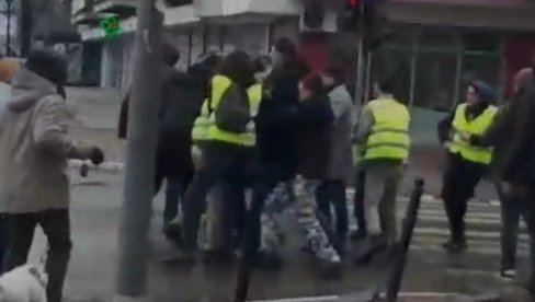 PRETUČENI ČOVEK U NOVOM SADU, PRED ĆERKOM KOJA VRIŠTI OD STRAHA: Jeziv snimak sa protesta (VIDEO)