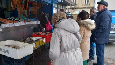 GRAĐANI SPREMAJU POSNU TRPEZU ZA BADNJI DAN: Kolika je cena ribe na beogradskim pijacama - Ovo je detaljan spisak (FOTO)