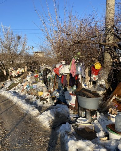 НЕ ПОМАЖЕ ЧАК НИ ПРИЈАВА ИЗ ОПШТИНЕ: Несавесни грађанин грочанског насеља Винча и даље гомила отпад