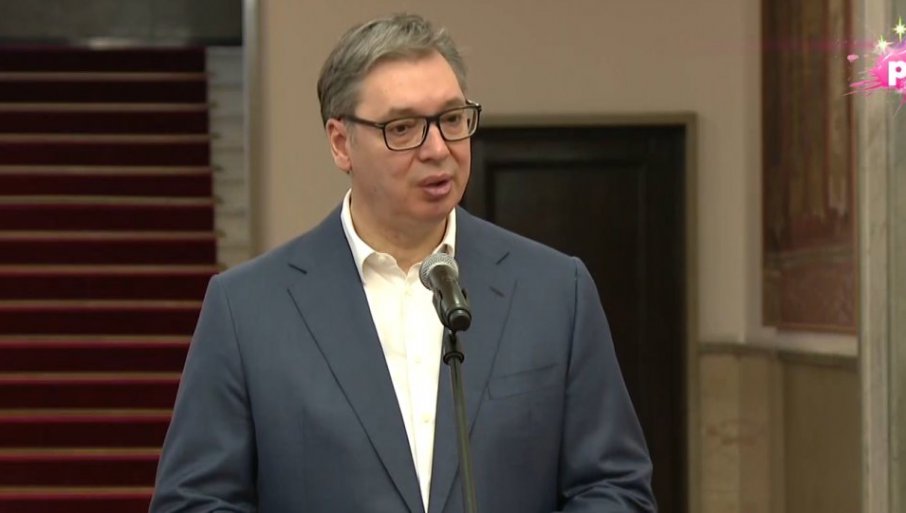 VUČIĆ UNEO BADNJAK U ZGRADU PREDSEDNIŠTVA: Prisustvovala i srpska deca iz Rumunije i Crne Gore