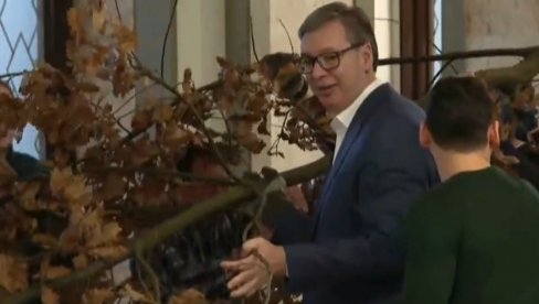 VUČIĆ UNEO BADNJAK U ZGRADU PREDSEDNIŠTVA: Danas je dan pomirenja i blagosti (VIDEO)