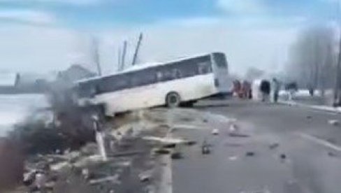 PRVI SNIMAK SUDARA AUTOBUSA I KAMIONA KOD KRALJEVA: Autobus završio u jarku, delovi rasuti svud po putu (VIDEO)