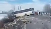 PRVI SNIMAK SUDARA AUTOBUSA I KAMIONA KOD KRALJEVA: Autobus završio u jarku, delovi rasuti svud po putu (VIDEO)