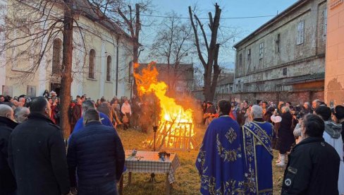 BADNJAK U PORTI USPENSKOG HRAMA U CENTRU ZRENJANINA: Uz Roždestvo i kuvano crveno vino