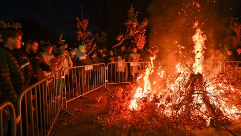 U PORTI MANASTIRA GRAČANICA: Osvećen i naložen badnjak