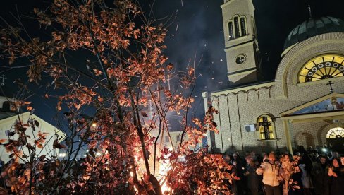 SVAKA ISKRA VERU SVEDOČI: Paljenje badnjaka u ugljevičkim hramovima