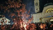 SVAKA ISKRA VERU SVEDOČI: Paljenje badnjaka u ugljevičkim hramovima