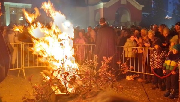 БОЖИЋНЕ СВЕЧАНОСТИ У КРАГУЈЕВЦУ : Традиционално паљење бадњака и ломљење чеснице у портама храмова