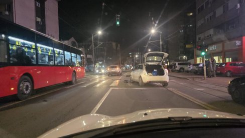 SUDAR DVA AUTOMOBILA: Saobražajna nesreća u Požeškoj ulici  (FOTO)