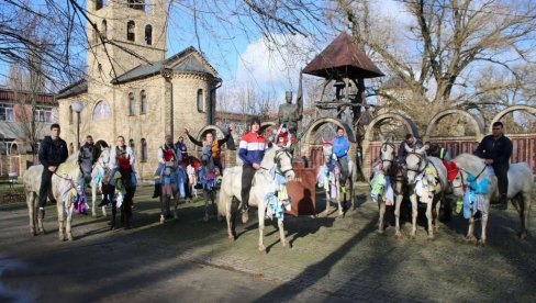 HOĆE LI SE I OŽENITI? Mladi momci i ove godine jahali konje po u Banatskom Karađorđevu (FOTO)