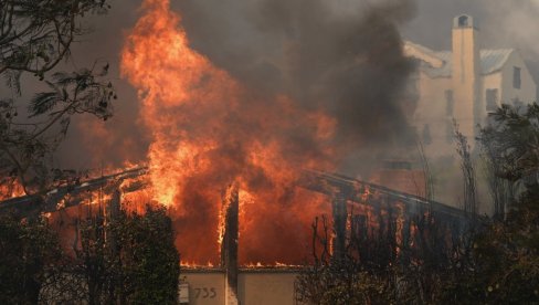 OPASNI VETROVI RAZBUKTAVAJU POŽAR U LOS ANĐELESU: Ugrozižava napredak vatrogasaca