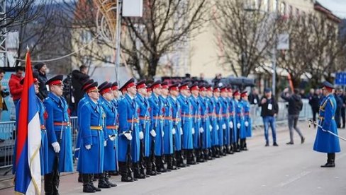 SVE SPREMNO ZA SVEČANI DEFILE POVODOM DANA REPUBLIKE SRPSKE: Učesnici su se već uputili na Trg Krajine (FOTO/VIDEO)