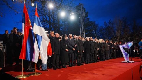 POČEO SVEČANI DEFILE POVODOM DANA REPUBLIKE SRPSKE: Veliki broj ljudi na Trgu Krajine (FOTO/VIDEO)