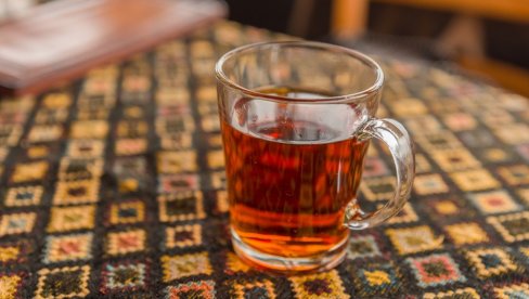 RECEPT ZA KUVANU RAKIJU: Topla šljivovica za hladne dane