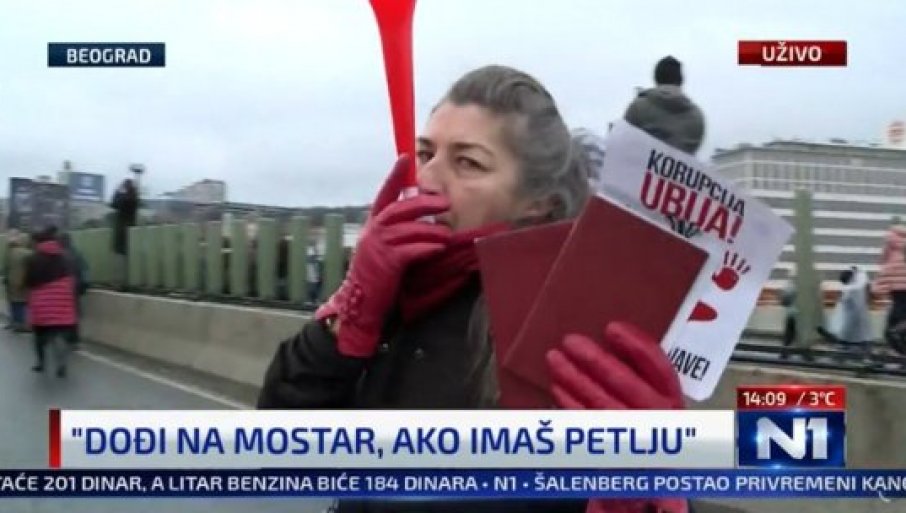 KOLEGINICA SA FAKULTETA RADOMIRA LAZOVIĆA? Žena od preko 60 godina došla sa indeksom i glumi studentkinju (VIDEO)