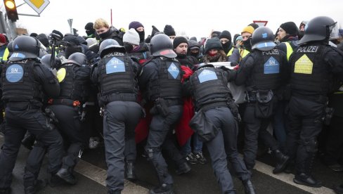 HAOS U NEMAČKOJ: Policija intervenisala da spasi liderku AfD od razjarenih demonstranata (FOTO/VIDEO)