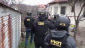 POLICIJA UPALA SA ŠTITOVIMA U DVORIŠTE: Prvi snimci hapšenja osumnjičenog za ubistvo Pivceta (VIDEO)