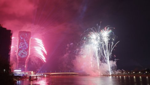 SPEKTAKL U BEOGRADU: Srpska Nova godina dočekana uz vatromet u Beogradu na vodi i koncert na Trgu republike (VIDEO/FOTO)