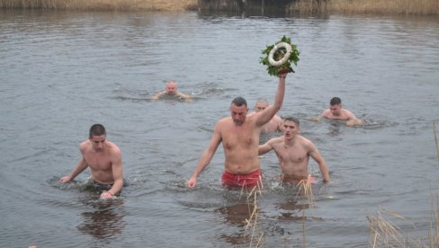 ČASNI KRST ZA POGINULU SESTRU: Branko Ugrinić prvi doplivao do krsta kod Kikinde, pa podvig posvetio sestri (Foto)