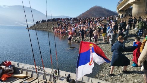 PLIVALO SE ZA ČASNI KRST NA GAZIVODAMA: Najviše ljudi do sada, pobedio Marko Đekić (FOTO/VIDEO)