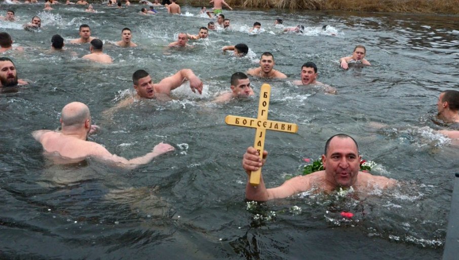 PRVI DO ČASNOG KRSTA MIKICA NIKOLIĆ: Čak 113 ljudi plivalo kod Jagodine za Bogojavljenje (FOTO)