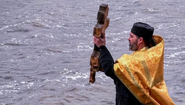 КРСТОВДАН ОБЕЛЕЖЕН У САРПСБОРГУ: Пливање за Часни крст у хладним водама фјорда