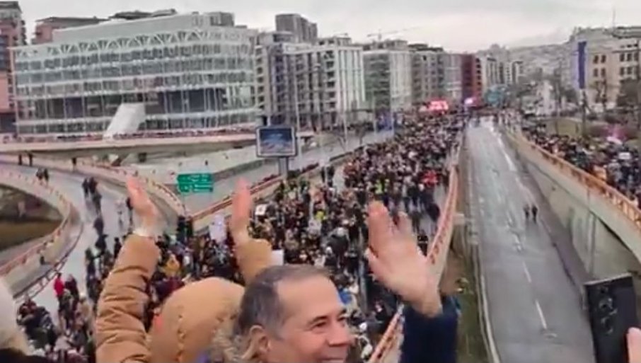 UZIMAJU NA STOTINE MILIONA OD DRŽAVE: Direktor Filipović na protestima ruši vlast