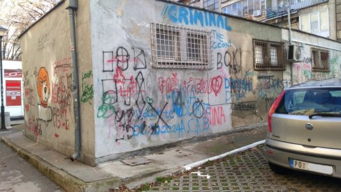 RUGLO NA FASADAMA: Grafiti premrežili Požarevac