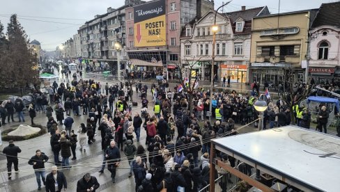 ПОЧЕЛО ОКУПЉЕЊЕ НАРОДА У ЈАГОДИНИ: Два сата пред почетак великог скупа који је најавио Вучић (ФОТО/ВИДЕО)