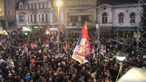 VIJORE SE ZASTAVE SRBIJE: Snimak pred početak velikog skupa u Jagodini (VIDEO)