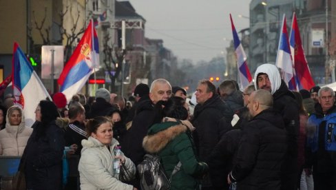 SNIMAK IZ DRONA OSTAVLJA BEZ DAHA: Centar Jagodine pun ljudi ni čioda ne može da stane (VIDEO)