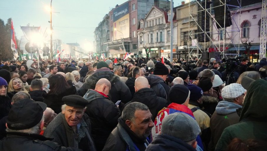 VELIČANSTVEN SKUP U JAGODINI: Više od 50.000 ljudi, a 150 autobusa još nije ušlo u grad