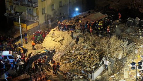 OVO JE ČOVEK KOJI JE IZBEGAO SIGURNU SMRT: Tri sekunde je falilo da se zgrada u Turskoj obruši na njega - jedna stvar ga spasila (FOTO)