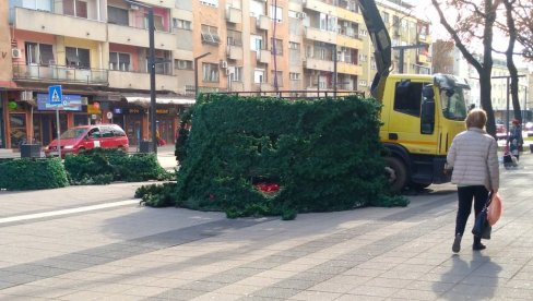 POČELA DEMONTAŽA: Uklanja se novogodišnja ulična dekoracija