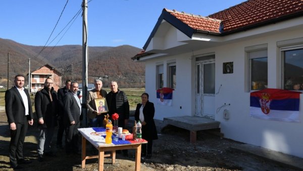 ПРЕДСТАВНИЦИ СРПСКЕ ЛИСТЕ У ЗУБИНОМ ПОТОКУ: Породици Ковачевић уручени кључеви нове куће