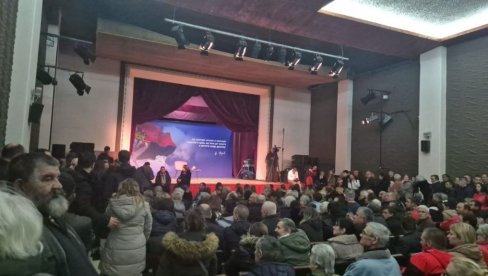 ČOKA UZ VUČIĆA: Građani čekaju predsednika (FOTO)