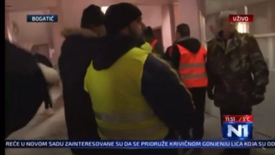 OPOZICIJA DUVLJA U BOGATIĆU: Upali u zgradu opštine i napravili haos - razvalili vrata (FOTO/VIDEO)