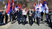 DOČEKANI UZ ZASTAVE SRBIJE: Delegacija Srpske liste uručila ključeve nove kuće porodici Vlajović u Žitkovcu